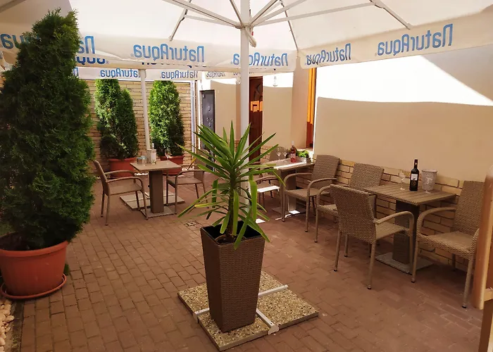 Indium Panzio Couette-café Eger